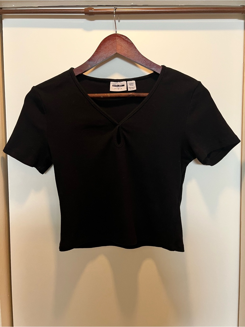 Noisy May Black Short Sleeve V-Neck Keyhole Crop Top